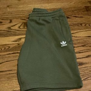 NWOT Mens Adidas sweat shorts 2 pocket with zippers size XL olive green